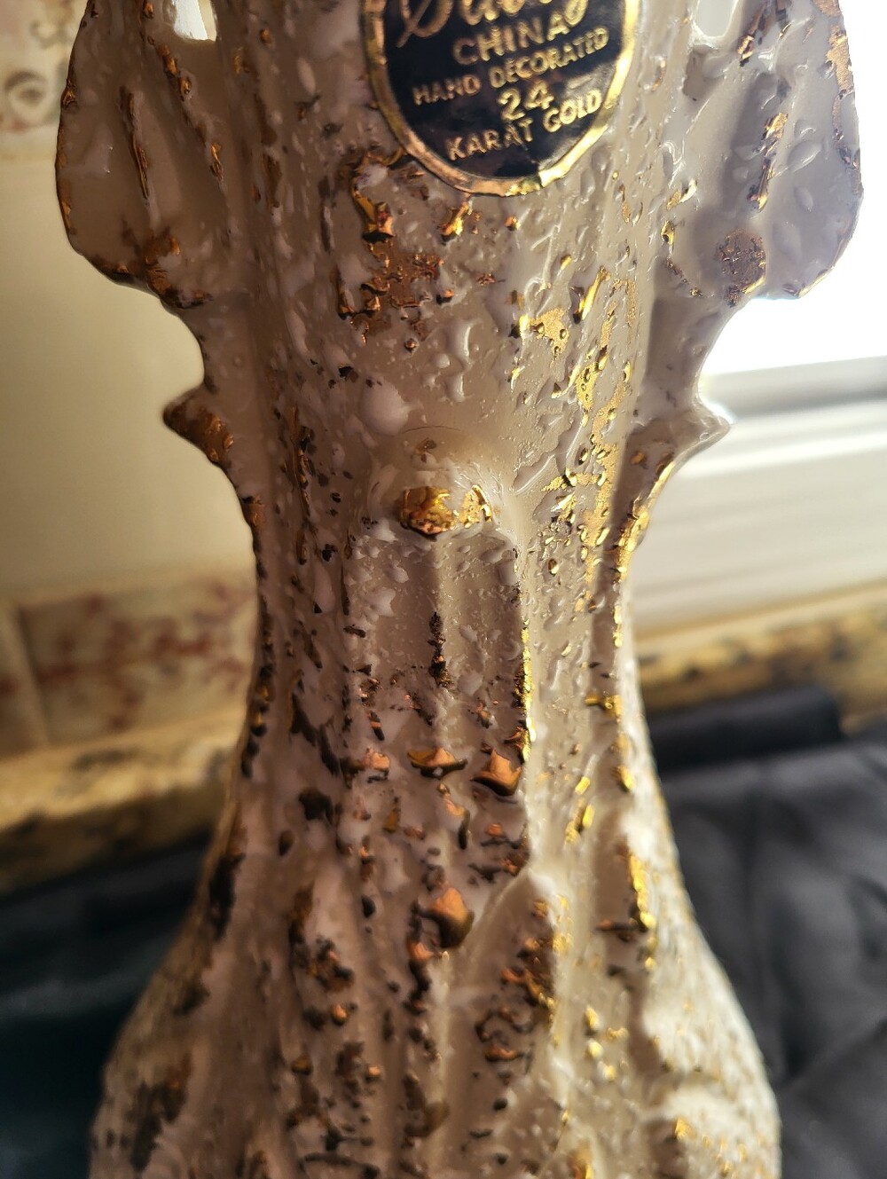 Savory China 12 In. Vase With 24 Kt. Splattered Gold Throughout. - Picture 6 of 16